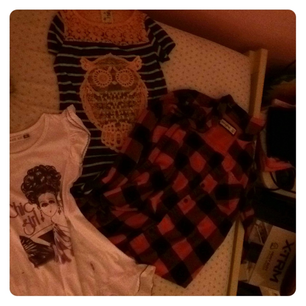 I'm selling a bundle of 3 cute girl kid tops.